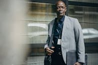 一位成熟商人的肖像，展现出对现代城市环境的十足信心