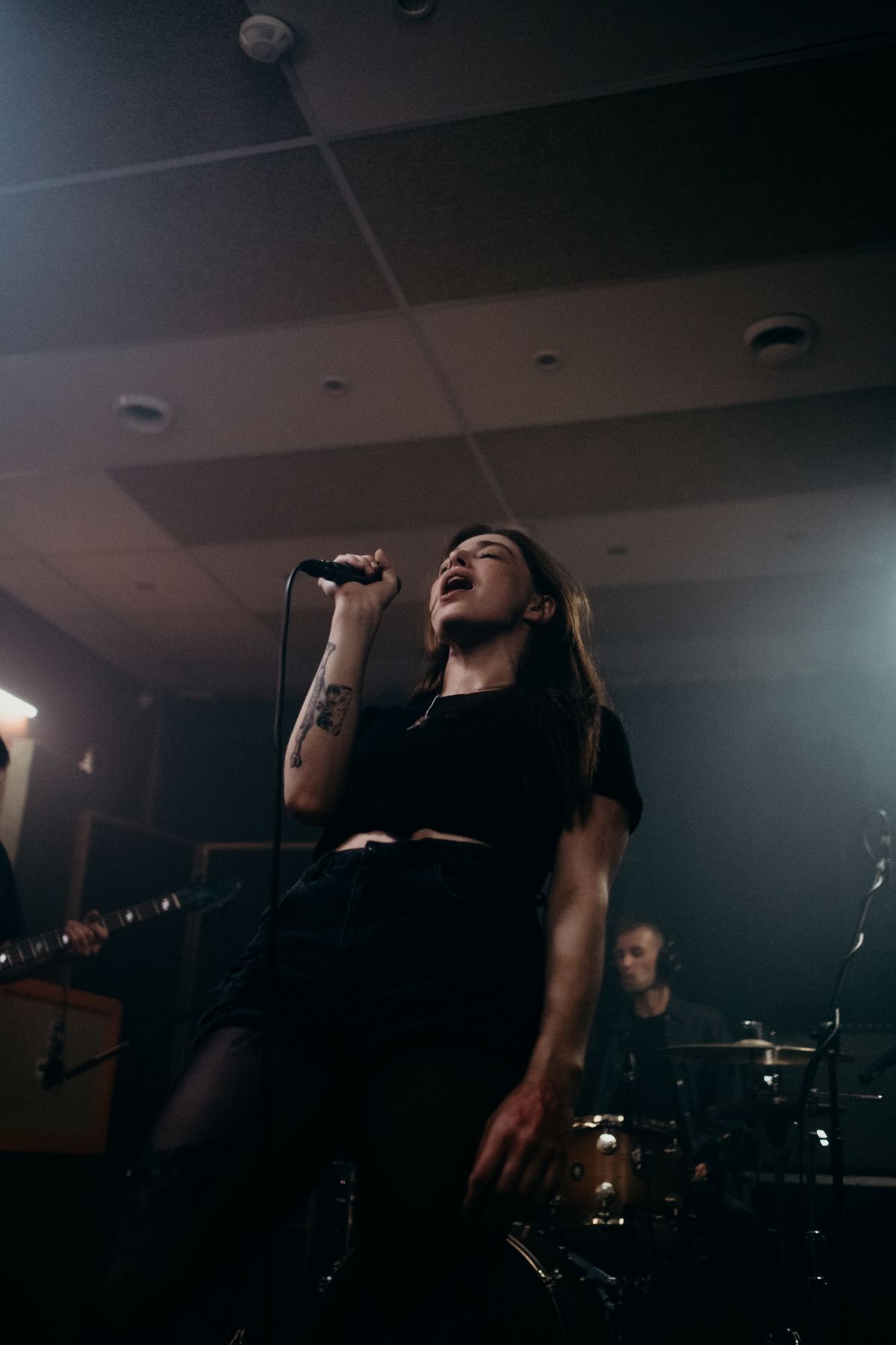 Chanteuse interprétant une chanson au microphone sur scène