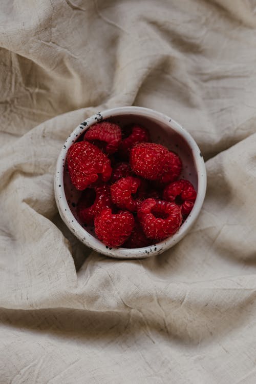 在白色的陶瓷碗红草莓