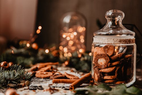 Kostenloses Stock Foto zu bokeh, glasgefäße, lebkuchen kekse