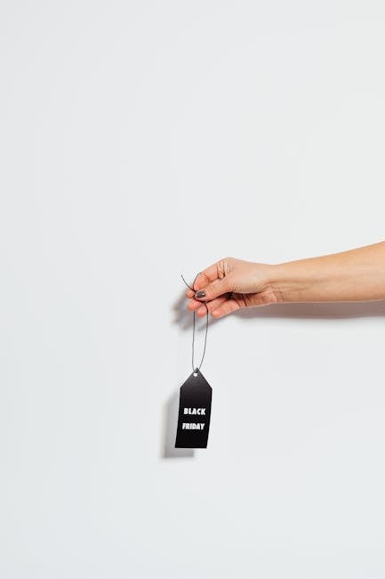 Minimalist image of a hand holding a Black Friday sale tag, ideal for promotions.