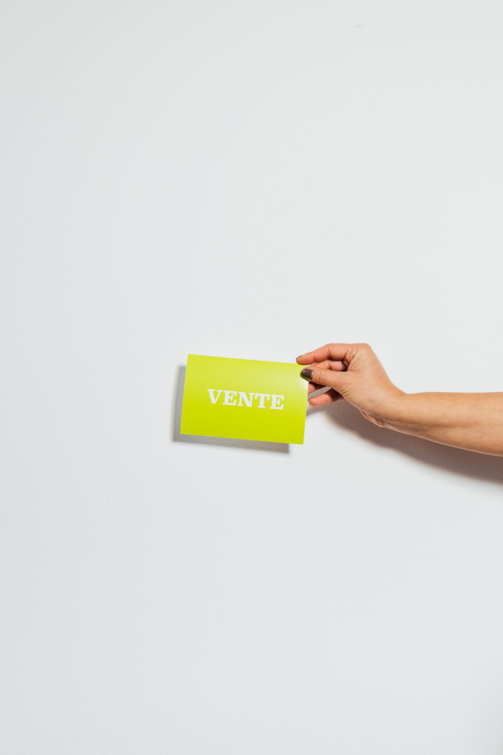 Personne vérifiant un achat en ligne sur un ordinateur portable avec une carte bancaire à côté