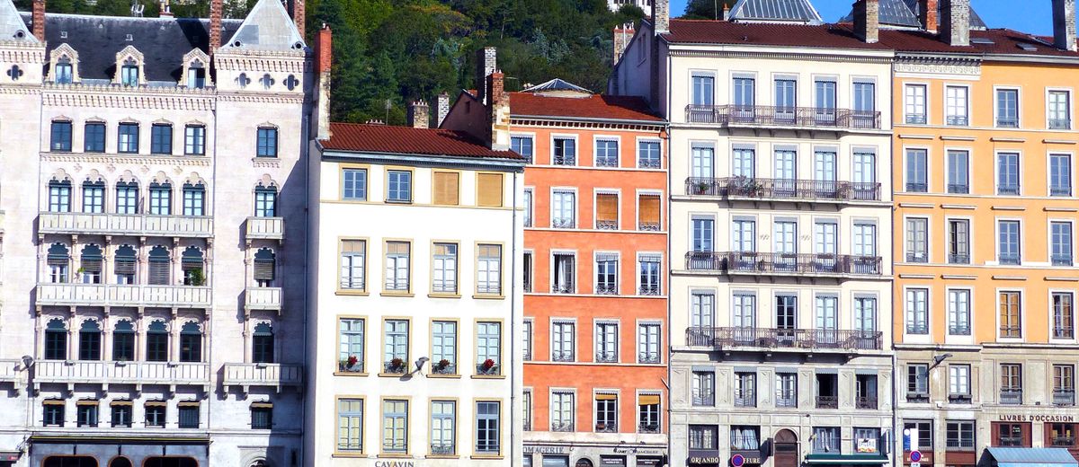 Fachadas de colores junto al río, en Lyon