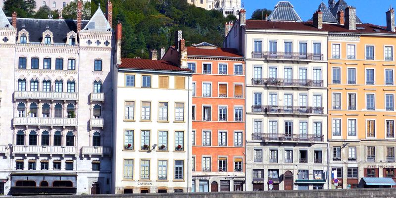 Fachadas de colores junto al río, en Lyon