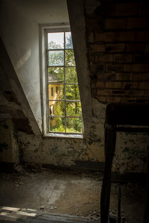 Foto profissional grátis de abandonado, janela, janelas