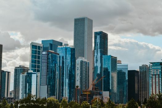 白天，云层在城市景观中的高层摩天大楼上反射