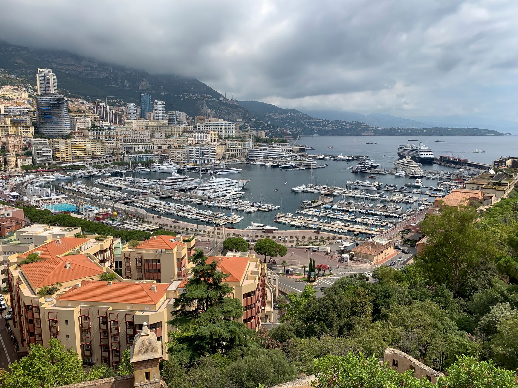 Isack Hadjar crasht in eerste vrije training in Monaco