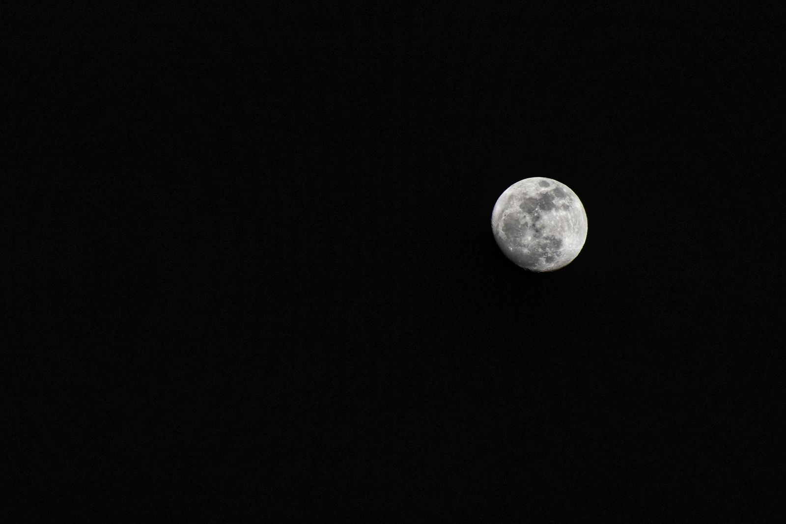 Moon In Black Sky 4K wallpaper