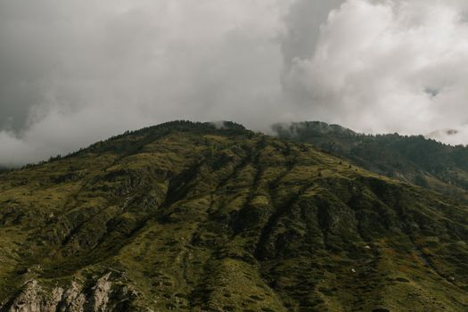 云层覆盖的山地景观营造出一种忧郁的自然氛围