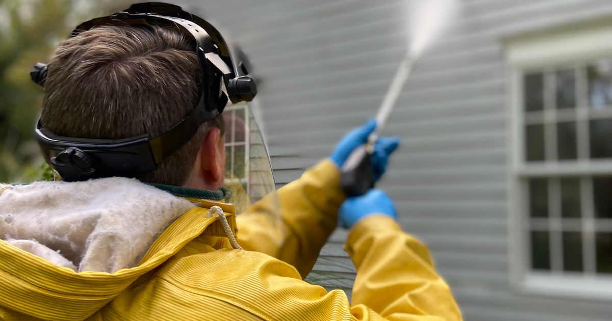 Nettoyage au jet haute pression du bardage d'une maison