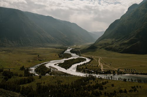 Montañas Verdes Bajo El Cielo Blanco