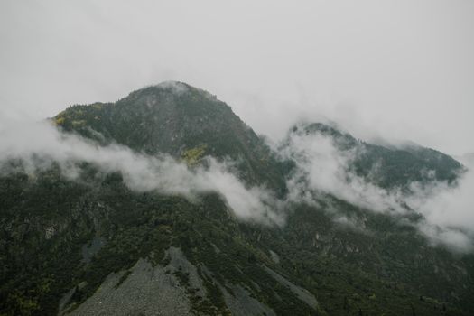 从鸟瞰视角看去，雾蒙蒙的山脉笼罩在雾中，景象十分壮观