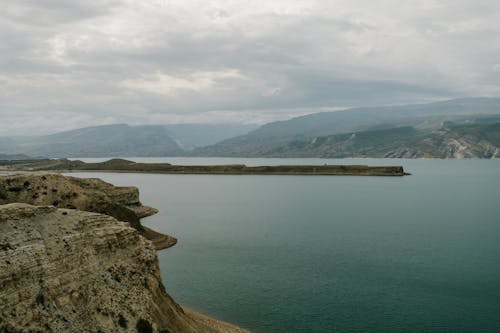 Corpo D'água Perto Da Montanha Sob Nuvens Brancas