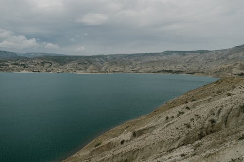 Corpo D'água Perto Da Montanha