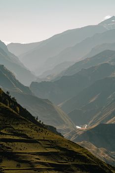 在微妙的晨光中，山峰和山谷的壮丽景色层层展现