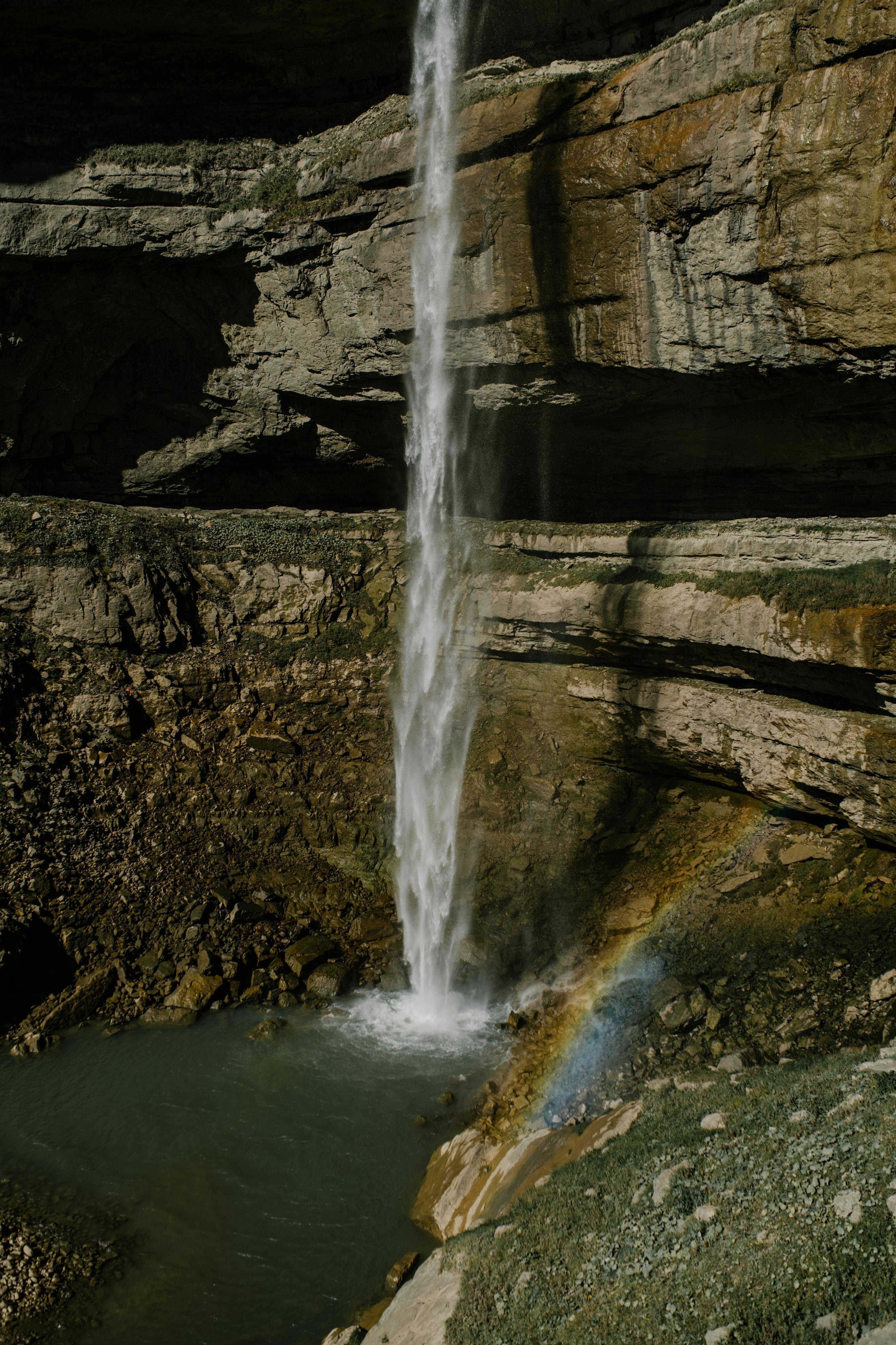 一道瀑布从崎岖的岩崖上层层叠落，令人叹为观止，营造出一片宁静的自然景象