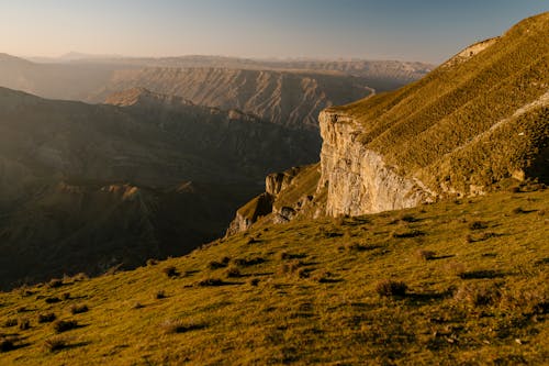 Brown Rocky Mountain Di Bawah Langit Biru