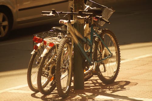 Kostnadsfri bild av cyklar, gata, parkerad