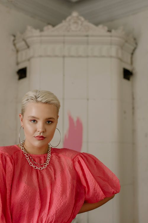 Ragazza In Camicia Girocollo Rossa