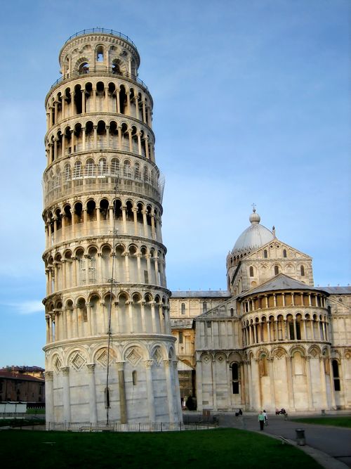 Free Stunning view of the Leaning Tower of Pisa and Pisa Cathedral under a clear blue sky. Stock Photo