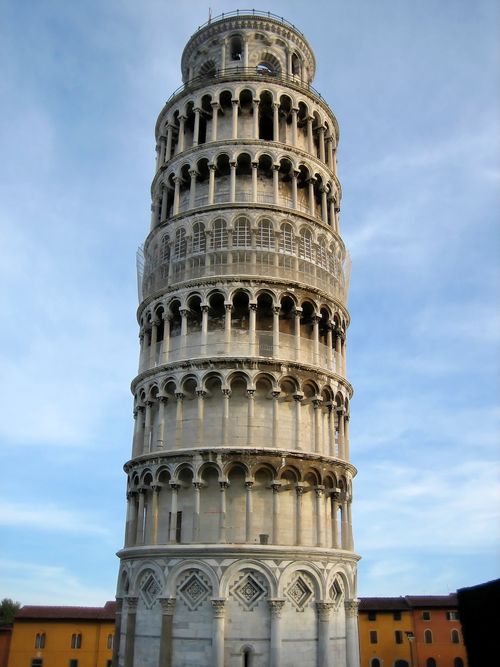 Free Iconic Leaning Tower of Pisa captured under a clear blue sky, Italy's architectural marvel. Stock Photo