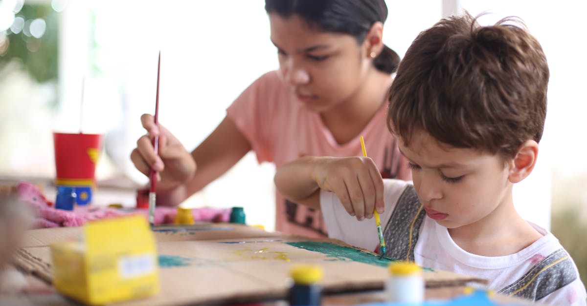 Montando a Piscina Segura em Casa: O Guia Essencial para Bebês e Crianças Pequenas (Grade, Capa e Alarmes) parent learning CPR for children - Segurança na piscina infantil