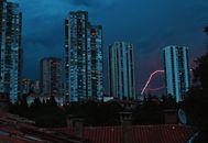 一场戏剧性的雷雨中，城市的高层建筑被闪电照亮，闪电划破夜空