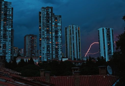 一场戏剧性的雷雨中，城市的高层建筑被闪电照亮，闪电划破夜空