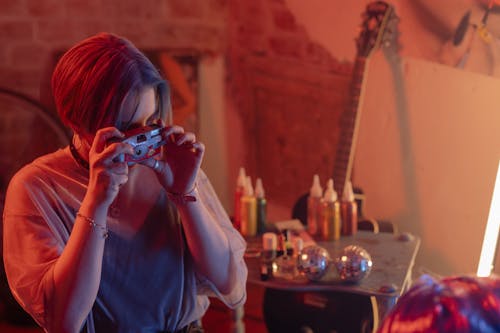 Femme En Chemise à Manches Longues Blanche Tenant Une Tasse En Céramique Bleue Et Blanche