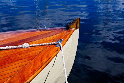Brązowo Biała łódź Na Zbiorniku Wodnym