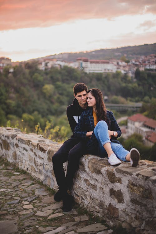 Photos gratuites de couple, embrasser, être assis