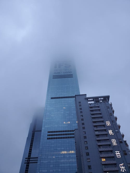 bina, bulutlar, dar açılı çekim içeren Ücretsiz stok fotoğraf