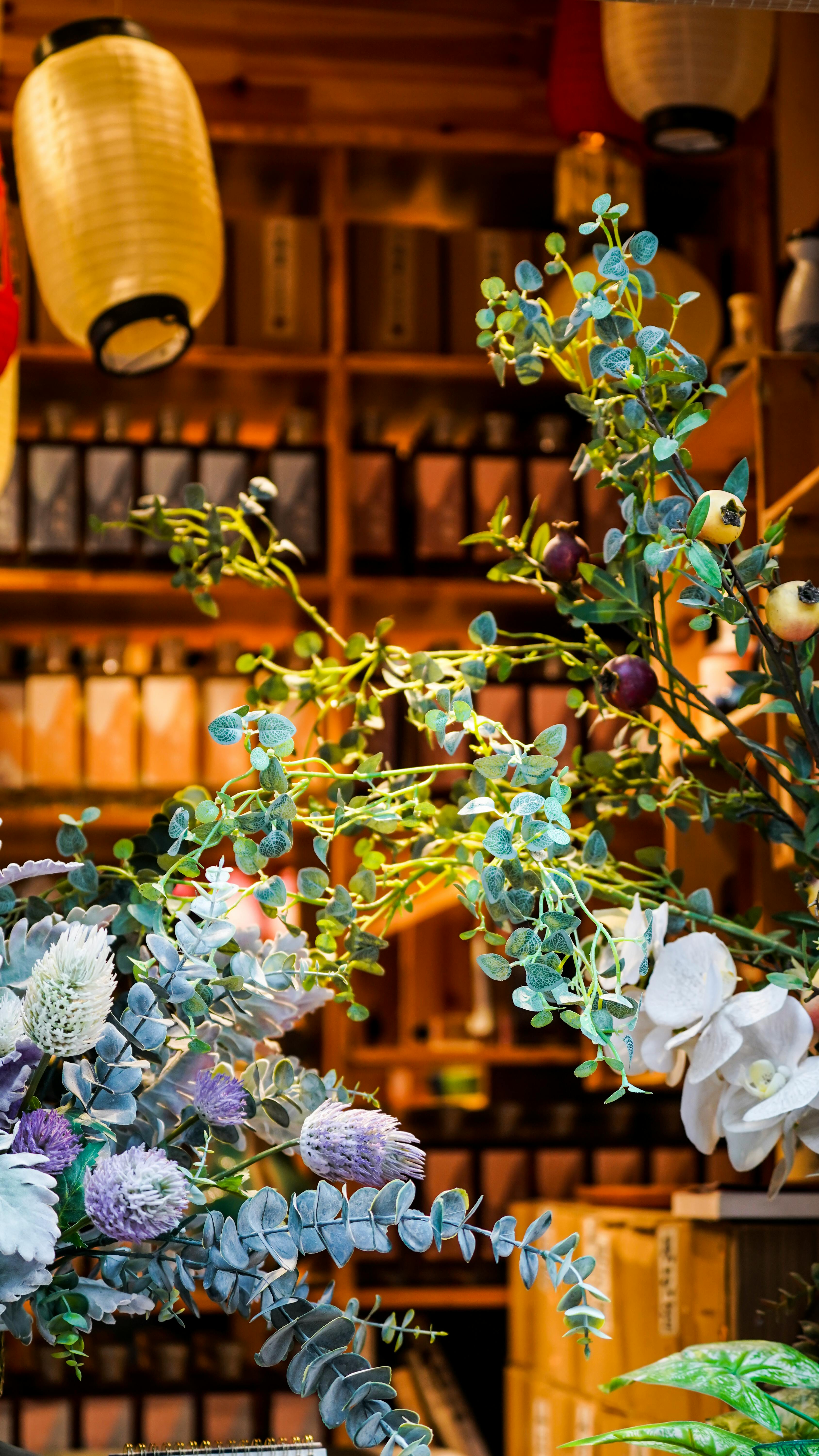 传统风格的亚洲房间内，柔和灯光映照着充满活力的花卉展示