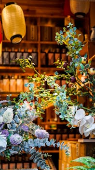 传统风格的亚洲房间内，柔和灯光映照着充满活力的花卉展示