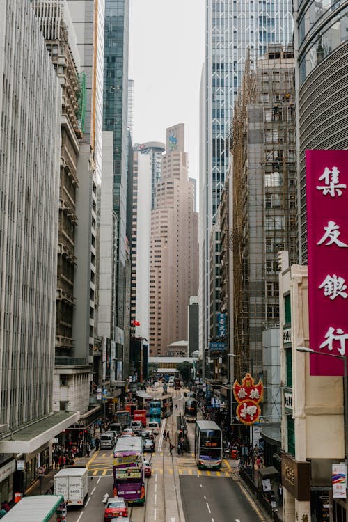 Auto Su Strada Tra Edifici Alti