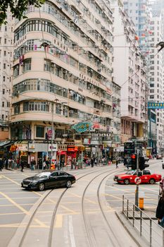 香港的城市生活充满活力，标志性建筑林立，街道繁忙