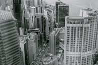 香港城市景观与高耸摩天大楼的黑白鸟瞰图令人惊叹