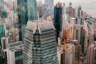 在繁华的市区内，可以鸟瞰香港的现代摩天大楼和城市景观