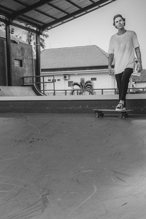 Immagine gratuita di bianco e nero, fare skateboard, pattinaggio