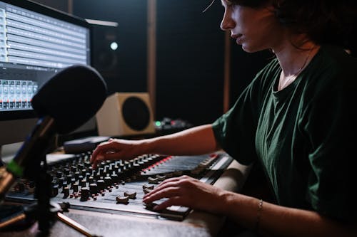 Kostnadsfri bild av arbetssätt, kvinna, ljud mixer