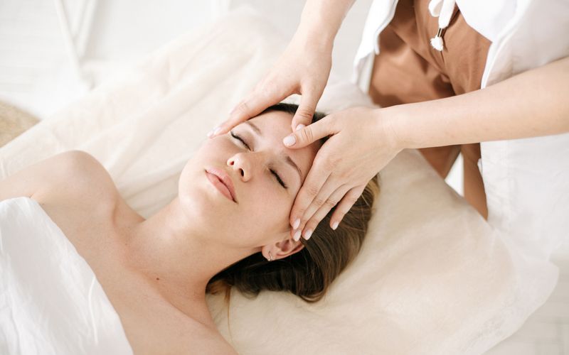 Pregnant woman receiving prenatal massage therapy