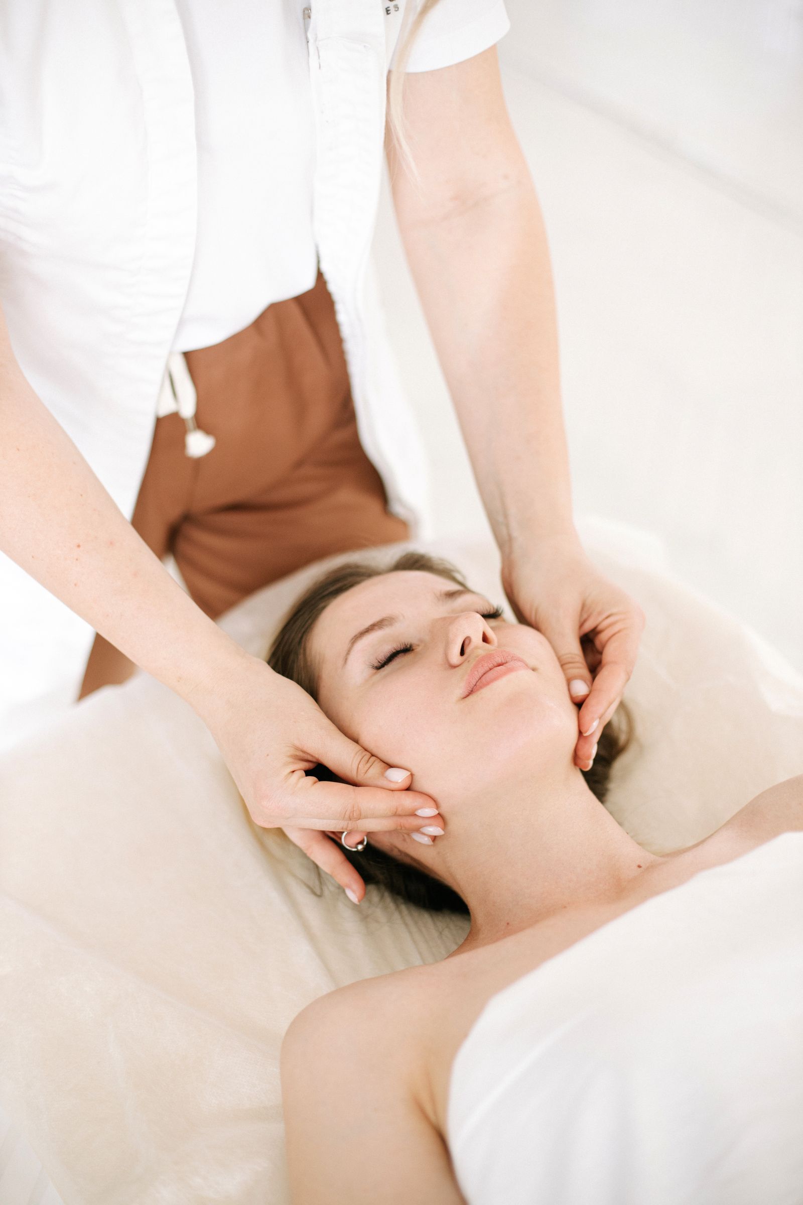 Buccal Flow — çene hattı ve yanak masajı