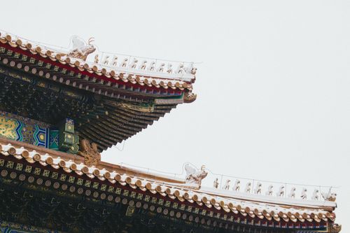 Free Intricate details of a traditional Chinese roof with ornate designs and vibrant colors. Stock Photo