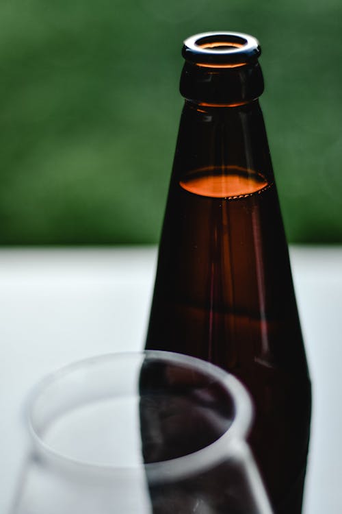 Bottiglia Di Vetro Trasparente Con Liquido Marrone