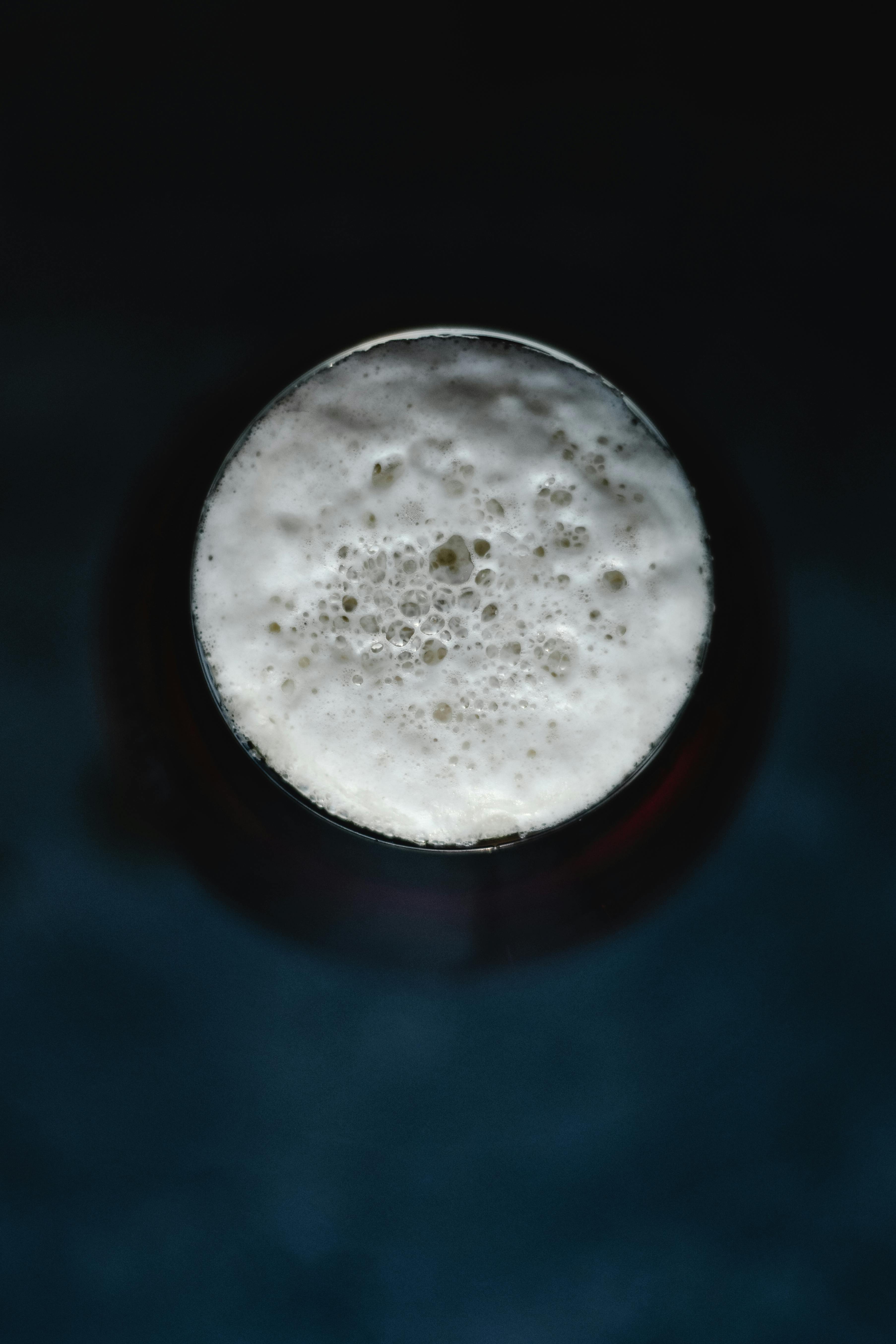 免費 黑色圓形容器上的白色粉末 圖庫相片