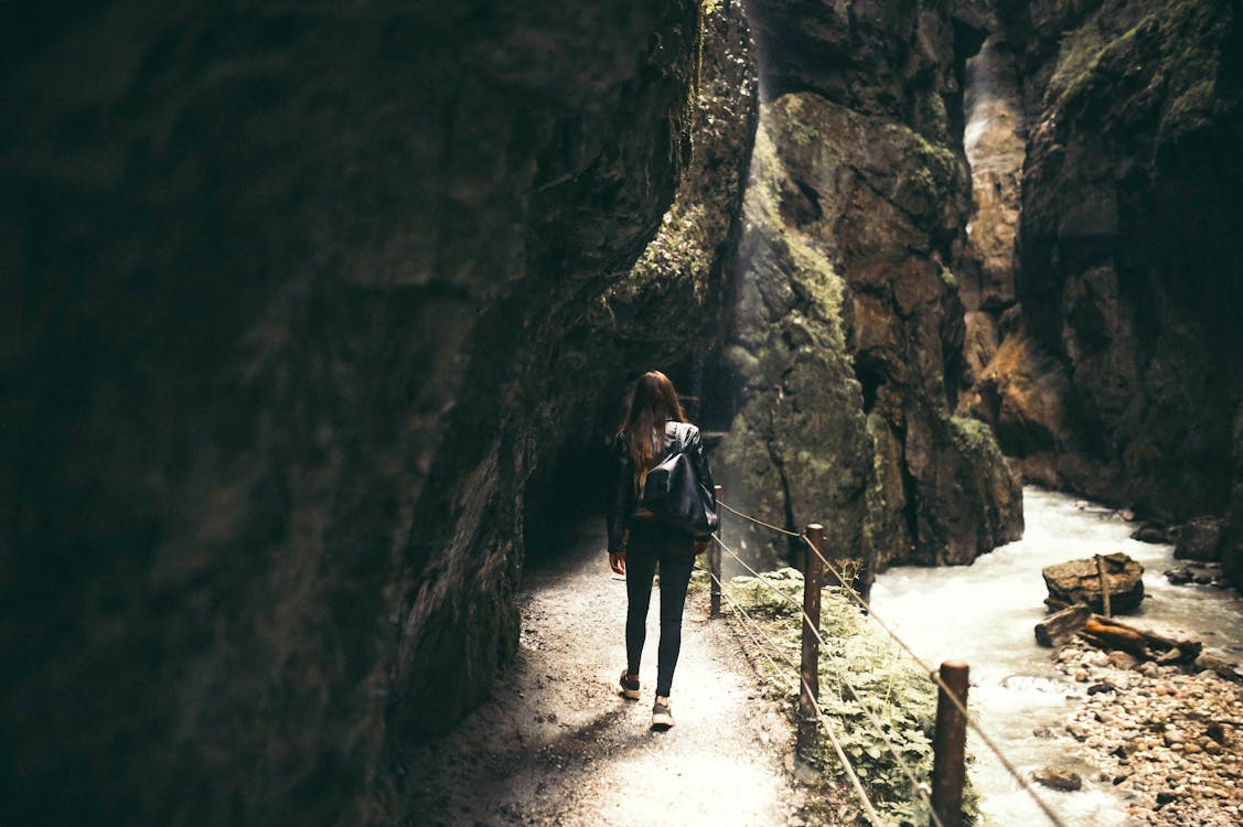 Donna In Piedi All'interno Della Caverna