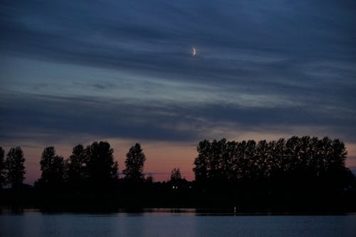 Fotobanka s bezplatnými fotkami na tému mesiac v tvare kosáka, obloha pokrytá oblakmi, šero