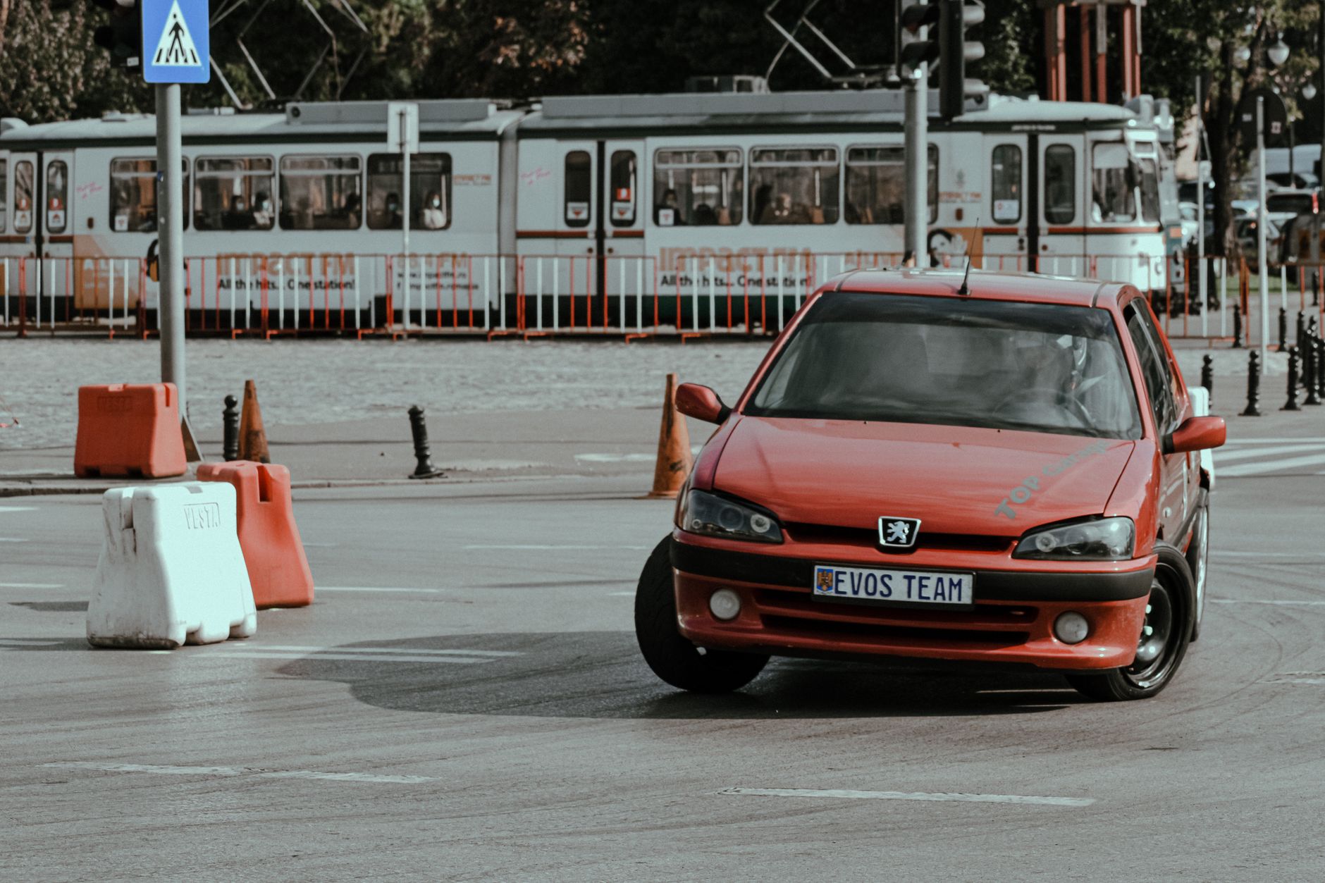 Coliziune la o intersecție din Zalău: o persoană rănită și transportată la spital