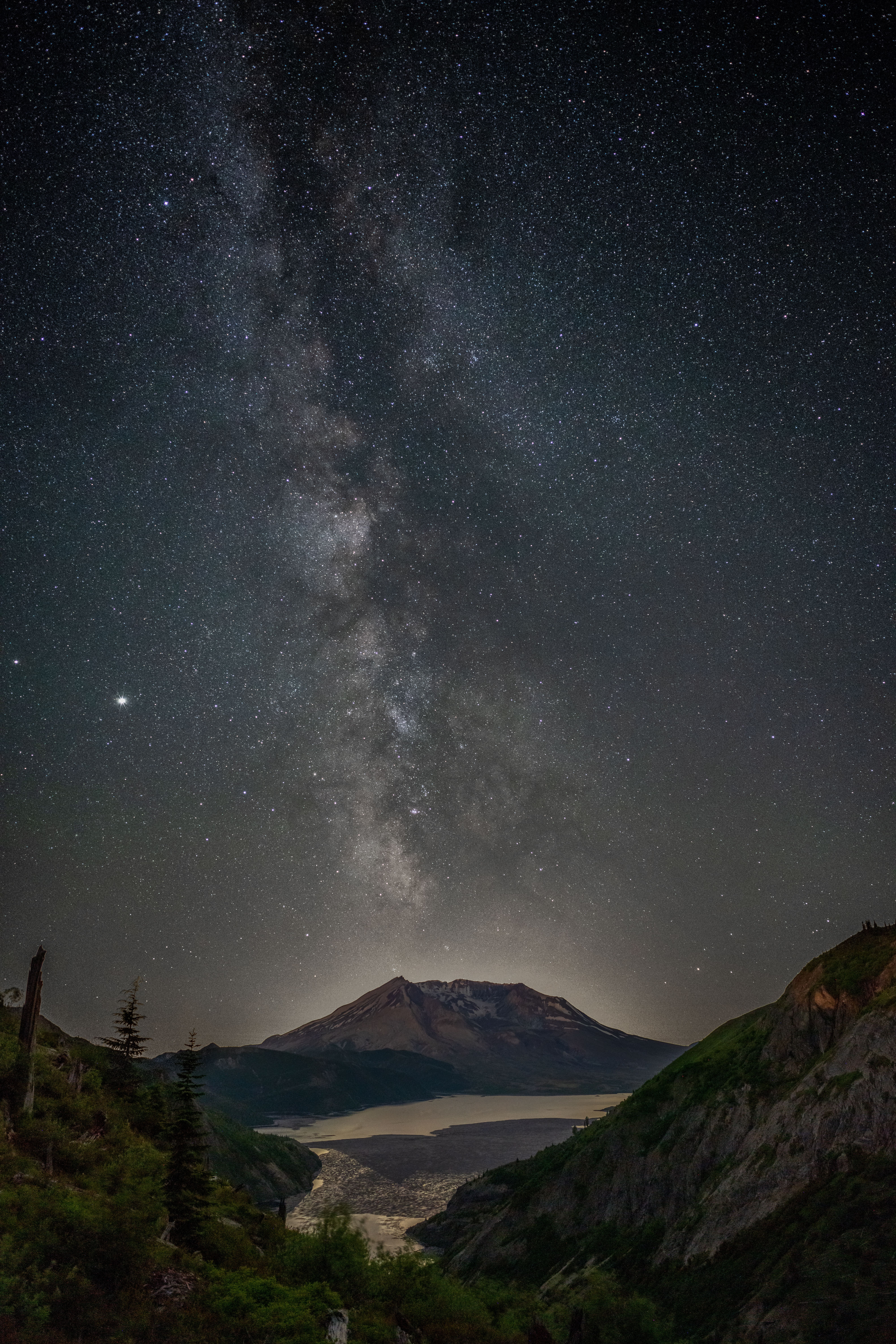 圣海伦斯山夜晚的银河景色迷人，展现了璀璨星空