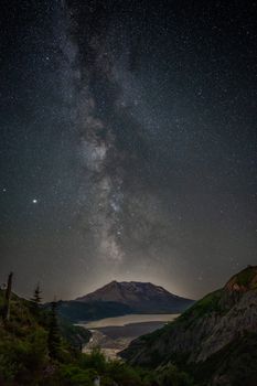 圣海伦斯山夜晚的银河景色迷人，展现了璀璨星空